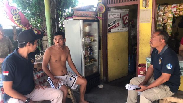Satuan Trantib Pol PP Kuta Selatan melakukan mediasi kepada pemilik ayam, Agus soal petisi bule terkait kokokan ayam di Jimbaran. (IST)