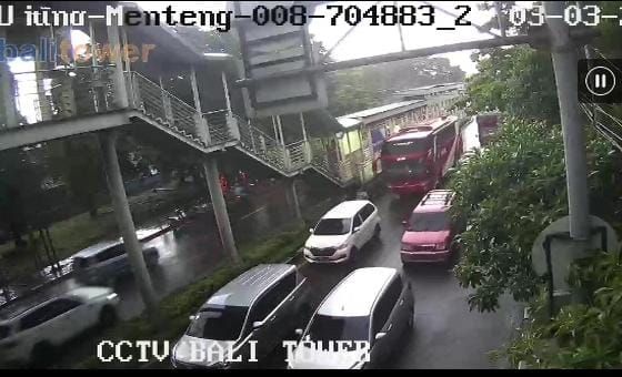 Screenshot CCTV menunjukkan kondisi lalu lintas di sejumlah ruas jalan di Jakarta pada Jumat (3/3/2023) via Molecool