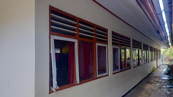 Maling menggondol dua laptop, satu LCD proyektor, dan kamera digital dari SDN 1 Penyaringan, Mendoyo, Jembrana.