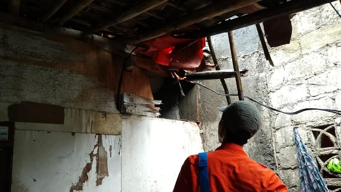 Sebanyak 3 unit rumah di Kota Bogor, Jabar yang belum mendapat perbaikan ambruk usai terjadi hujan deras. Tak ada korban dalam peristiwa ini. (dok BPBD Kota Bogor)