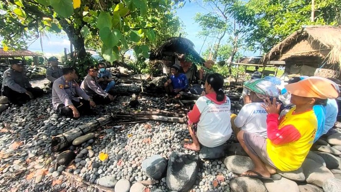 Sejumlah warga Desa Beraban saat mengikuti kegiatan Jumat Curhat yang dilaksanakan Polsek setempat di pinggir Pantai Beraban, Tabanan, Jumat (3/3/2023). (istimewa)