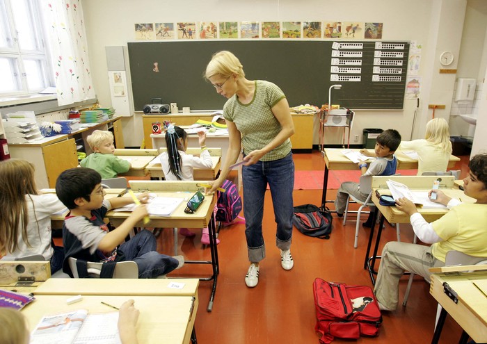 The teacher gives rulers to children of the second grade (8 years old) in a primary school in Vaasa, 17 august 2005, on their second day of school in Finland. According to a recent European study, Finland has the best academic results in Europe thanks to its educational system. (Photo by OLIVIER MORIN / AFP)