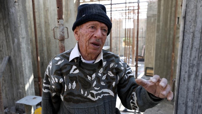 SALFIT, WEST BANK - FEBRUARY 14: 89 year-old Palestinian construction worker Youssef al-Sheikh Hussein speaks during an interview in a building construction in Salfit, West Bank on February 14, 2023. Hussein has been a construction worker for 70 years, despite his age and the harsh conditions required by his profession. (Photo by Issam Rimawi/Anadolu Agency via Getty Images)