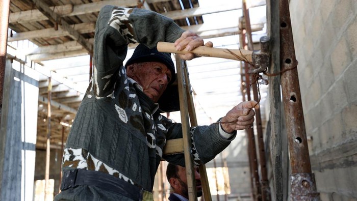 SALFIT, WEST BANK - FEBRUARY 14: 89 year-old Palestinian construction worker Youssef al-Sheikh Hussein speaks during an interview in a building construction in Salfit, West Bank on February 14, 2023. Hussein has been a construction worker for 70 years, despite his age and the harsh conditions required by his profession. (Photo by Issam Rimawi/Anadolu Agency via Getty Images)