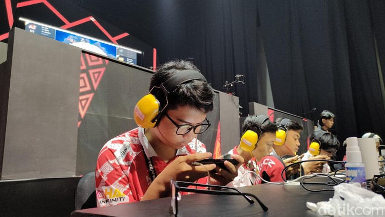 Serunya Pro Player Free Fire Indonesia Bersaing di FFML Season 7 Kejuaraan Free Fire tertinggi di Indonesia mulai digelar hari ini, Jumat, 3 Maret 2023. Total ada 18 tim yang bersaing memperebutkan gelar juara FFML Season 7.