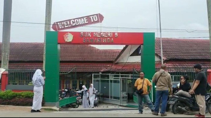Siswa SMKN 5 Samarinda, Kalimantan Timur membawa parang ngamuk di sekolah.