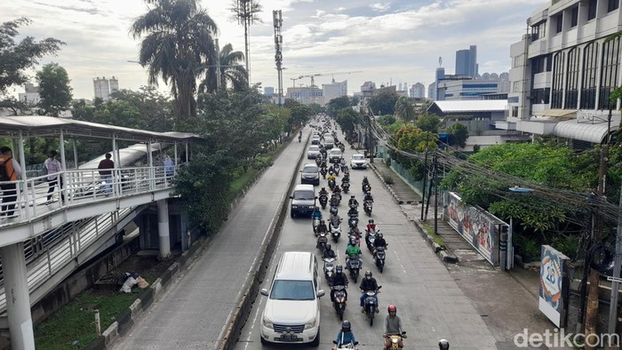 Situasi lalin di Jalan Daan Mogot, Jakarta Barat