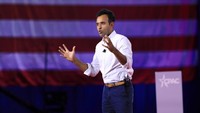 Ramaswamy merupakan penduduk asli Ohio barat, Amerika Serikat lalu menjalani studinya di Harvad University dengan jurusan biologi dan mendapat gelar sarjana hukum. Ia memulai kariernya sebagai investor biotek dan mulai mengembangkan usaha obat-obatan. Dylan Hollingsworth/Getty Images