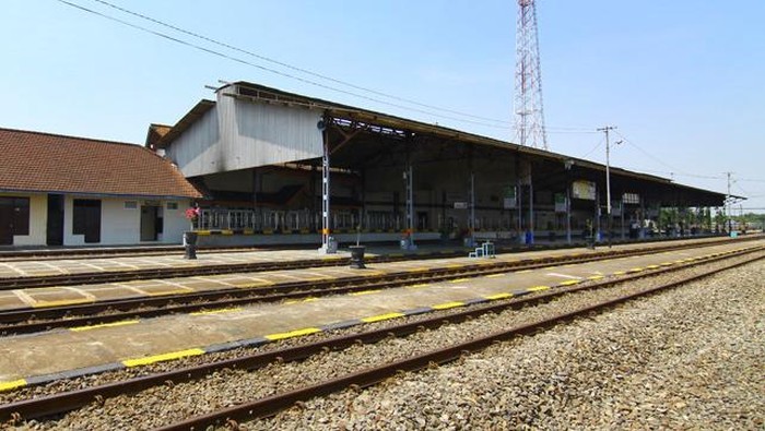 Kertosono berada di Nganjuk. Jarak Kertosono-Surabaya sekitar 92,7 km, dan berikut ini jadwal kereta apinya.