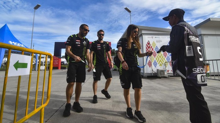 Suasana Hari Pertama WSBK 2023 di Sirkuit Mandalika Petugas memindai QR Code tim pembalap yang akan memasuki paddock menjelang balapan hari pertama MOTUL FIM Superbike World Championship (WSBK) Indonesian Round 2023 di Pertamina Mandalika International Street Circuit di KEK Mandalika, Lombok Tengah, NTB, Jumat (3/3/2023). Pada hari pertama gelaran MOTUL FIM WSBK Indonesian Round 2023 seri kedua di Mandalika diisi latihan bebas atau 'free practice' untuk balapan World Supersport dan World Superbike. ANTARA FOTO/Ahmad Subaidi/nym.