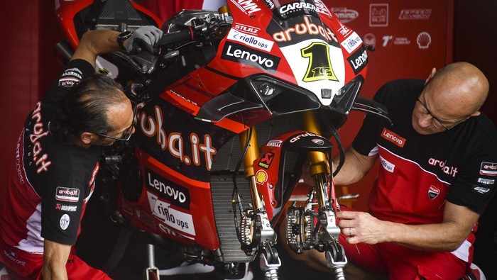 Suasana Hari Pertama WSBK 2023 di Sirkuit Mandalika Mekanik dari tim Aruba.it Racing-Ducati menyiapkan motor pembalap Alvaro Bautista menjelang balapan hari pertama MOTUL FIM Superbike World Championship (WSBK) Indonesian Round 2023 di Pertamina Mandalika International Street Circuit di KEK Mandalika, Lombok Tengah, NTB, Jumat (3/3/2023). Pada hari pertama gelaran MOTUL FIM WSBK Indonesian Round 2023 seri kedua di Mandalika diisi latihan bebas atau 'free practice' untuk balapan World Supersport dan World Superbike. ANTARA FOTO/Ahmad Subaidi/nym.
