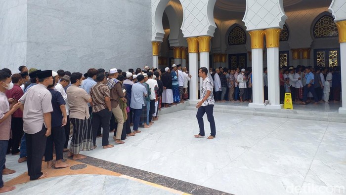 Suasana salat Jumat perdana di Masjid Raya Sheikh Zayed Kota Solo, Jumat (3/3/30232).