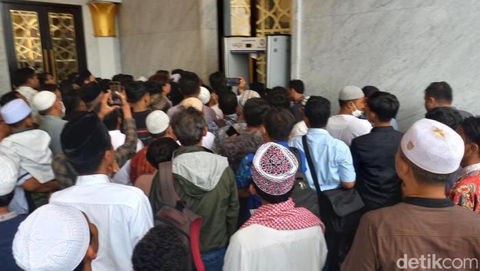 Suasana salat Jumat perdana di Masjid Raya Sheikh Zayed Kota Solo, Jumat (3/3/30232).