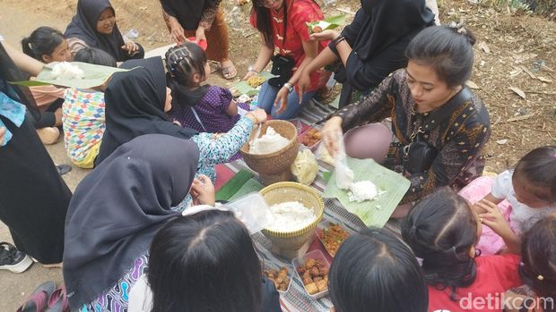 Suasana Tradisi Cetingan dan Festival Seribu Serabi Klasik di Ambarawa, Kabupaten Semarang, Jumat (3/3/2023).