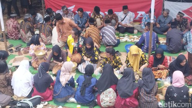 Suasana Tradisi Cetingan dan Festival Seribu Serabi Klasik di Ambarawa, Kabupaten Semarang, Jumat (3/3/2023).