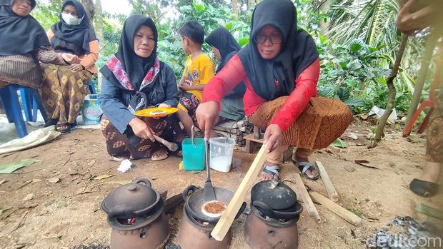Suasana Tradisi Cetingan dan Festival Seribu Serabi Klasik di Ambarawa, Kabupaten Semarang, Jumat (3/3/2023).