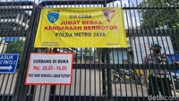 Pantauan pukul 09.30 WIB, gerbang masuk sebelah kanan atau dari sisi SCBD ditutup.   
