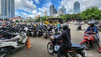 Kendaraan roda dua masih terlihat bisa masuk. Sementara mobil sangat terbatas.   