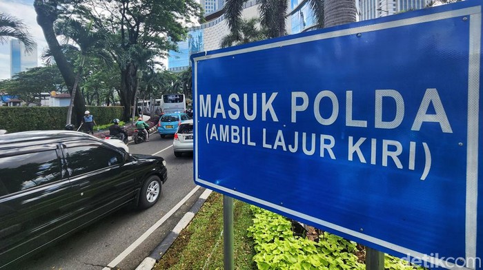 Suasana Uji Coba CFD di Polda Metro Jaya, Roda Dua Masih Bisa Masuk Suasana uji coba hari bebas kendaraan bermotor atau car free day di Mapolda Metro Jaya, Hl Gatot Subroto, Jumat (3/3/2023).