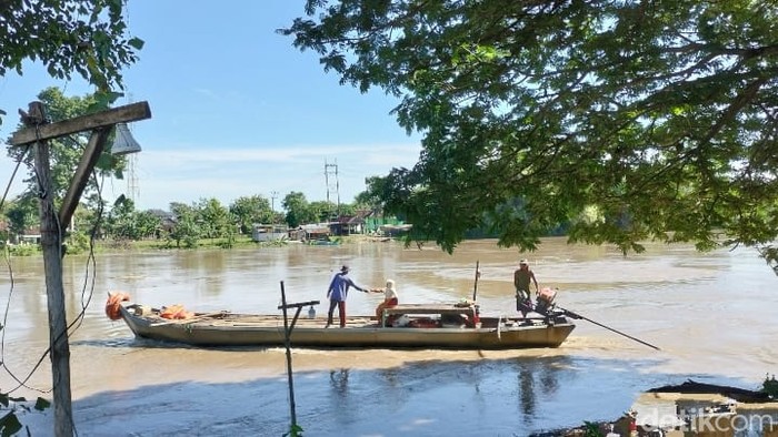 Sungai Bengawan Solo sudah menyentuh Siaga Merah. Saat ini debit air di di angka 14.10 pilschal.
