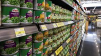 Barang dihargai dalam dolar AS di sebuah supermarket di Beirut, Lebanon. Langkah baru ini juga akan memaksa supermarket menampilkan kurs ke dolar di mana barang dihargai, sebuah langkah yang secara teori akan memudahkan pelanggan untuk mengetahui nilai sebenarnya harga barang yang dibeli. REUTERS/Mohamed Azakir 
