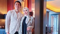 Syahrini merayakan ulang tahun pernikahan itu di Singapura. Foto: Instagram Syahrini