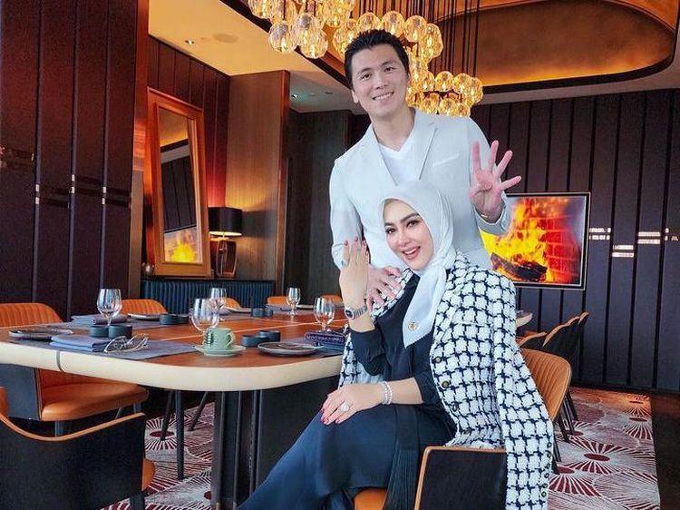 7 Potret Syahrini dan Reino Barack Rayakan Ultah ke-4 Pernikahan di Singapura