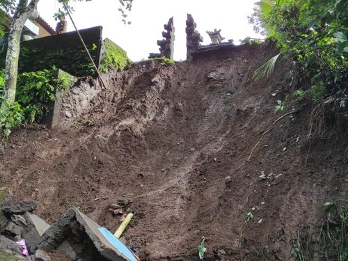 Tanah longsor terjadi di Banjar Dinas Belulang, Desa Sepang, Kecamatan Busungbiu, Kabupaten Buleleng, Bali.