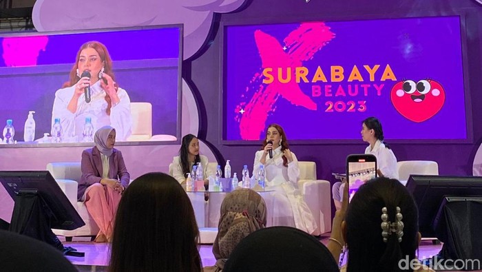 Tasya Farasya berbagi tips agar kulit sehat dan glowing. Tips itu ia sampaikan dalam talkshow bertajuk Wonderly Skin di event Surabaya X Beauty.