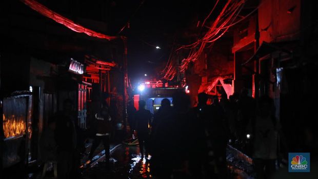 Terminal Bahan Bakar Minyak (BBM) Plumpang, Jakarta Utara alami kebakaran. Terjadi sejak pukul 20.20 WIB, (CNBC Indonesia/Muhammad Sabki)