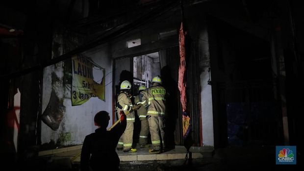 Terminal Bahan Bakar Minyak (BBM) Plumpang, Jakarta Utara alami kebakaran. Terjadi sejak pukul 20.20 WIB, (CNBC Indonesia/Muhammad Sabki)
