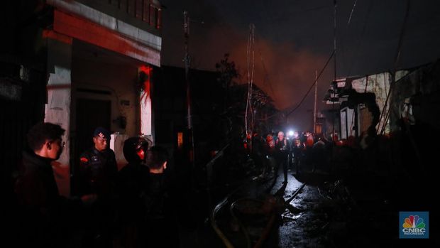 Terminal Bahan Bakar Minyak (BBM) Plumpang, Jakarta Utara alami kebakaran. Terjadi sejak pukul 20.20 WIB, (CNBC Indonesia/Muhammad Sabki)