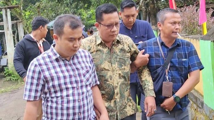 Terpidana Tindak Pidana Korupsi Penyimpangan Pengelolaan Keuangan (PDAU) Kabupaten Purworejo, Didik Prasetya Adi, dieksekusi Tim Tangkap Buronan Kejaksaan Negeri Purworejo pada Rabu (1/3/2023).
