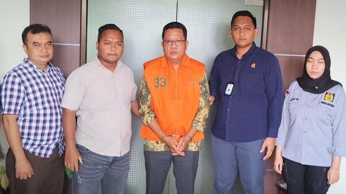 Terpidana Tindak Pidana Korupsi Penyimpangan Pengelolaan Keuangan (PDAU) Kabupaten Purworejo, Didik Prasetya Adi, dieksekusi Tim Tangkap Buronan Kejaksaan Negeri Purworejo pada Rabu (1/3/2023).