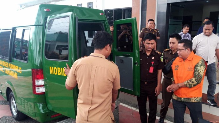 Terpidana Tindak Pidana Korupsi Penyimpangan Pengelolaan Keuangan (PDAU) Kabupaten Purworejo, Didik Prasetya Adi, dieksekusi Tim Tangkap Buronan Kejaksaan Negeri Purworejo pada Rabu (1/3/2023).