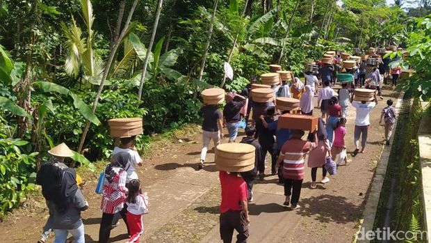 Tradisi nyadran di Desa Kembangsari, Kecamatan Kandangan, Kabupaten Temanggung, yang membawa tenong, Jumat (3/3/2023).
