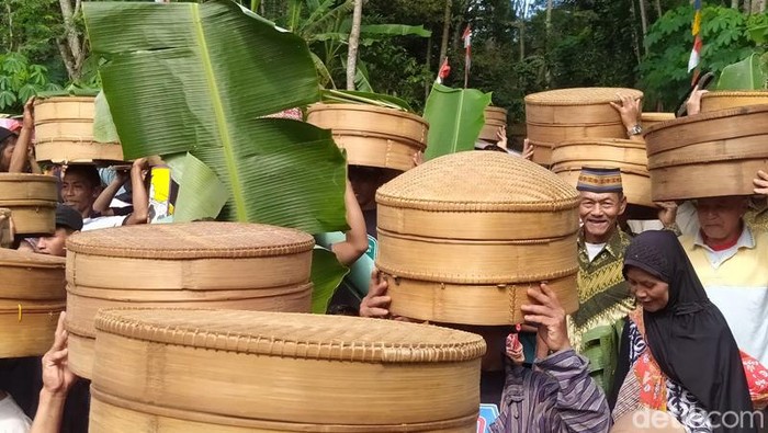 Tradisi nyadran di Desa Kembangsari, Kecamatan Kandangan, Kabupaten Temanggung, yang membawa tenong, Jumat (3/3/2023).