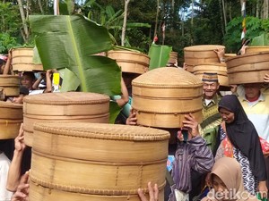Meriahnya Nyadran di Kembangsari, Warga Bawa Tenong Berisi Makanan