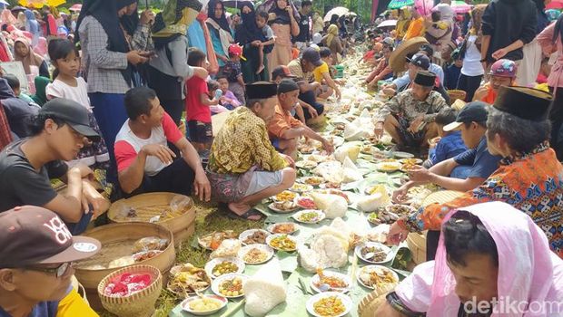 Tradisi nyadran di Desa Kembangsari, Kecamatan Kandangan, Kabupaten Temanggung, yang membawa tenong, Jumat (3/3/2023).