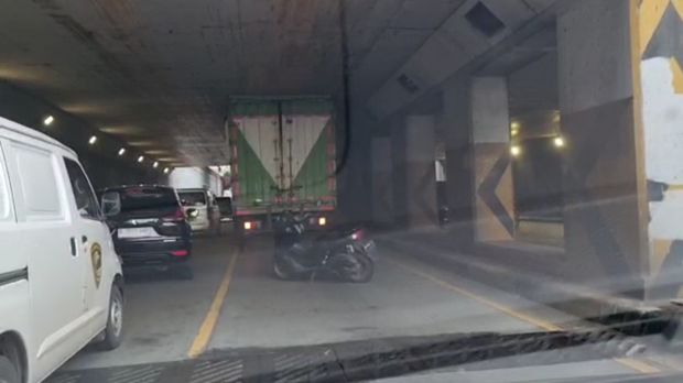 Truk boks besar tersangkut di underpass Tanah Abang arah Cideng berimbas hanya satu lajur yang bisa dilewati (dok Istimewa)