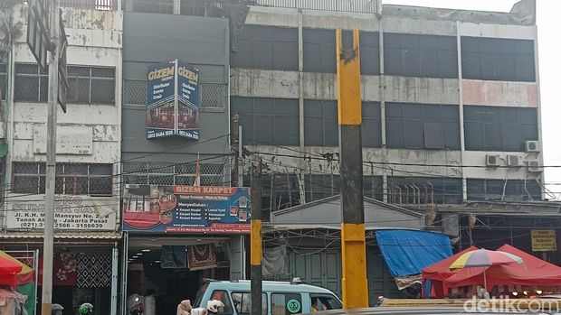 Truk boks besar tersangkut di underpass Tanah Abang. Diduga salah satu penyebab tersangkutnya truk tersebut karena tak ada lagi pembatas tinggi kendaraan. (Adrial Akbar/detikcom)