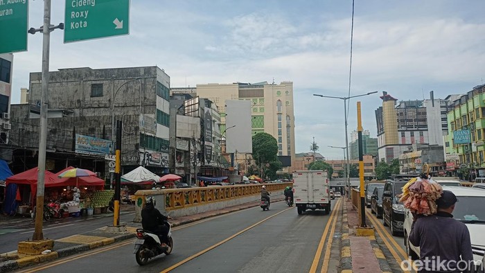 Truk boks besar tersangkut di underpass Tanah Abang. Diduga salah satu penyebab tersangkutnya truk tersebut karena tak ada lagi pembatas tinggi kendaraan. (Adrial Akbar/detikcom)