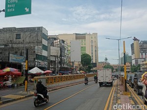Truk Nyangkut di Underpass Tanah Abang Juga Akibat Pembatas Tinggi Tak Ada