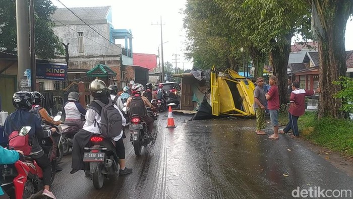 Truk Muat Beras Terguling Usai Tabrak Pohon di Jombang