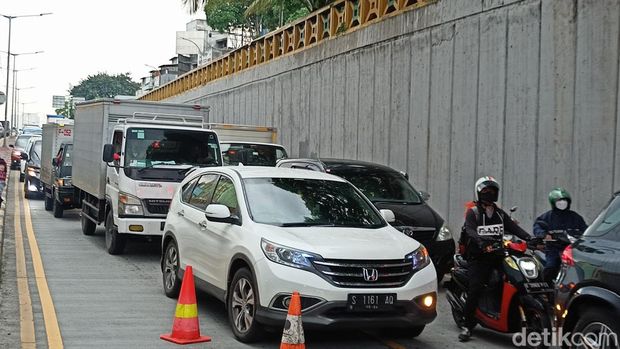 Truk Nyangkut di Underpass Tanah Abang