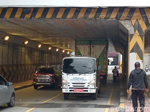 Penampakan Truk Tersangkut di Underpass Tanah Abang, Dievakuasi Dishub