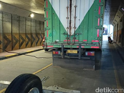 Truk Nyangkut di Underpass Tanah Abang