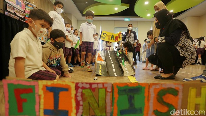 Tumbuhkan Kreativitas Siswa Lewat STEAM Expo Alexis Low Ying Siew menjelaskan STEAM Project Aquaponics kepada Wulan Septiandari National Principal of Sampoerna Academy Lβavenue, Azamat Dzhumanazarov Principal of Sampoerna Academy LβAvenue, dan Clair Osias selaku STEAM Coordinator menjelaskan mengenai gelaran acara STEAM Expo 2023, Jakarta, Jumat (3/3/2023). Kegiatan ini untuk terus mengakselerasi terciptanya pemimpin masa depan yang berpikir kritis dan problem solver.
