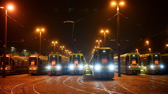Tuntut Kenaikan Gaji, Pekerja Kereta Api di Jerman Mogok Kerja Pekerja di Stasiun kereta api di Jerman melakukan mogok kerja. Hal ini dikarenakan para pekerja menuntut kenaikan gaji 10,5 persen.