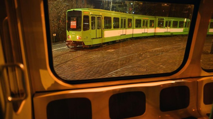 Tuntut Kenaikan Gaji, Pekerja Kereta Api di Jerman Mogok Kerja Pekerja di Stasiun kereta api di Jerman melakukan mogok kerja. Hal ini dikarenakan para pekerja menuntut kenaikan gaji 10,5 persen.